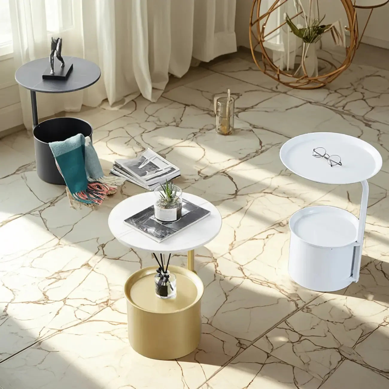 Table d'appoint ronde glamour en marbre avec rangement cylindrique en métal doré