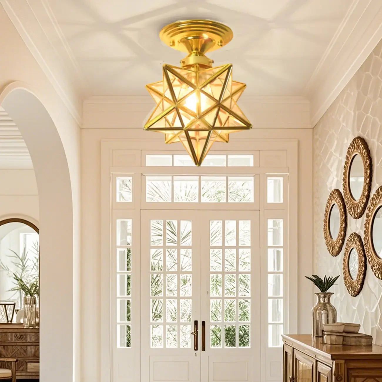 Plafonnier semi-encastré de style colonial avec abat-jour en verre doré en forme d'étoile
