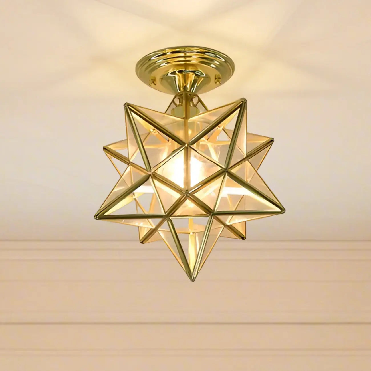 Plafonnier semi-encastré de style colonial avec abat-jour en verre doré en forme d'étoile