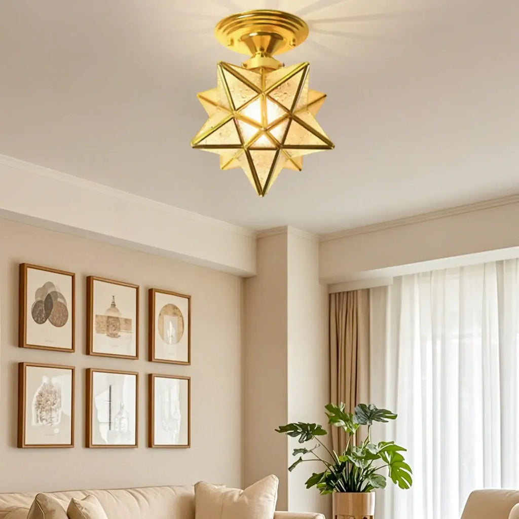 Plafonnier semi-encastré de style colonial avec abat-jour en verre doré en forme d'étoile