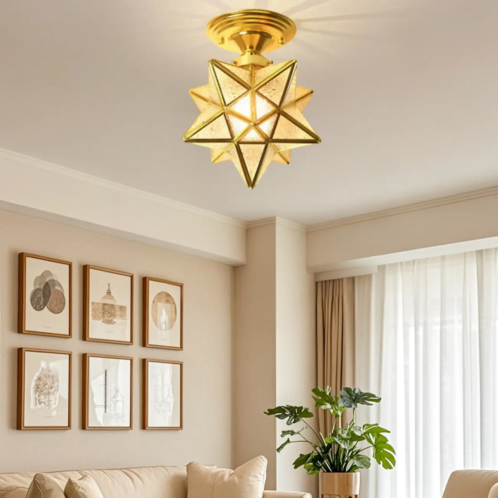 Plafonnier semi-encastré de style colonial avec abat-jour en verre doré en forme d'étoile