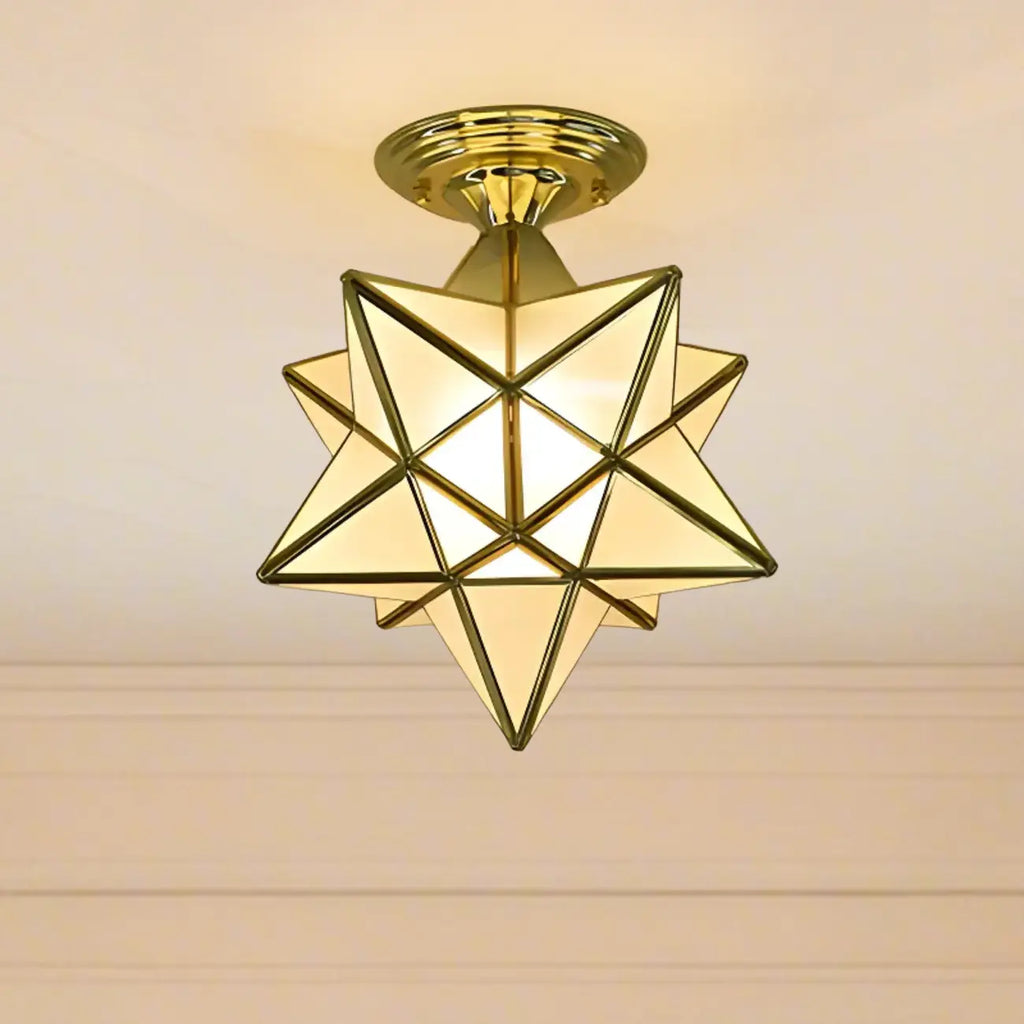 Plafonnier semi-encastré de style colonial avec abat-jour en verre doré en forme d'étoile