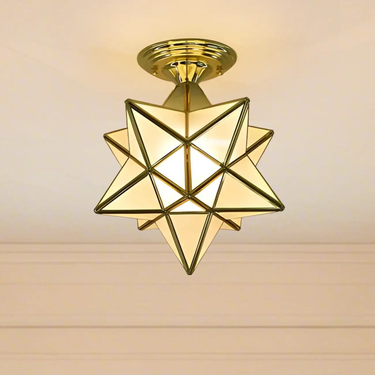 Plafonnier semi-encastré de style colonial avec abat-jour en verre doré en forme d'étoile