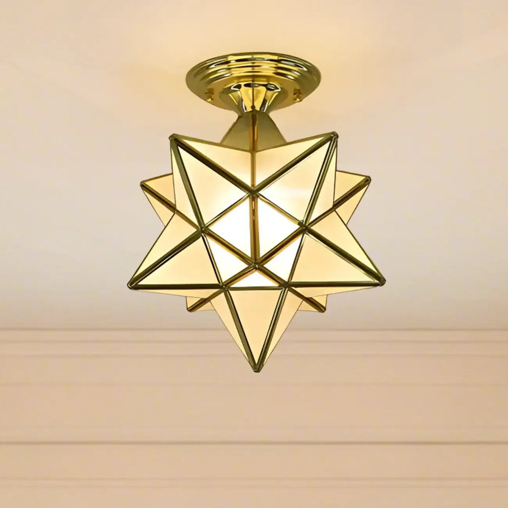Plafonnier semi-encastré de style colonial avec abat-jour en verre doré en forme d'étoile