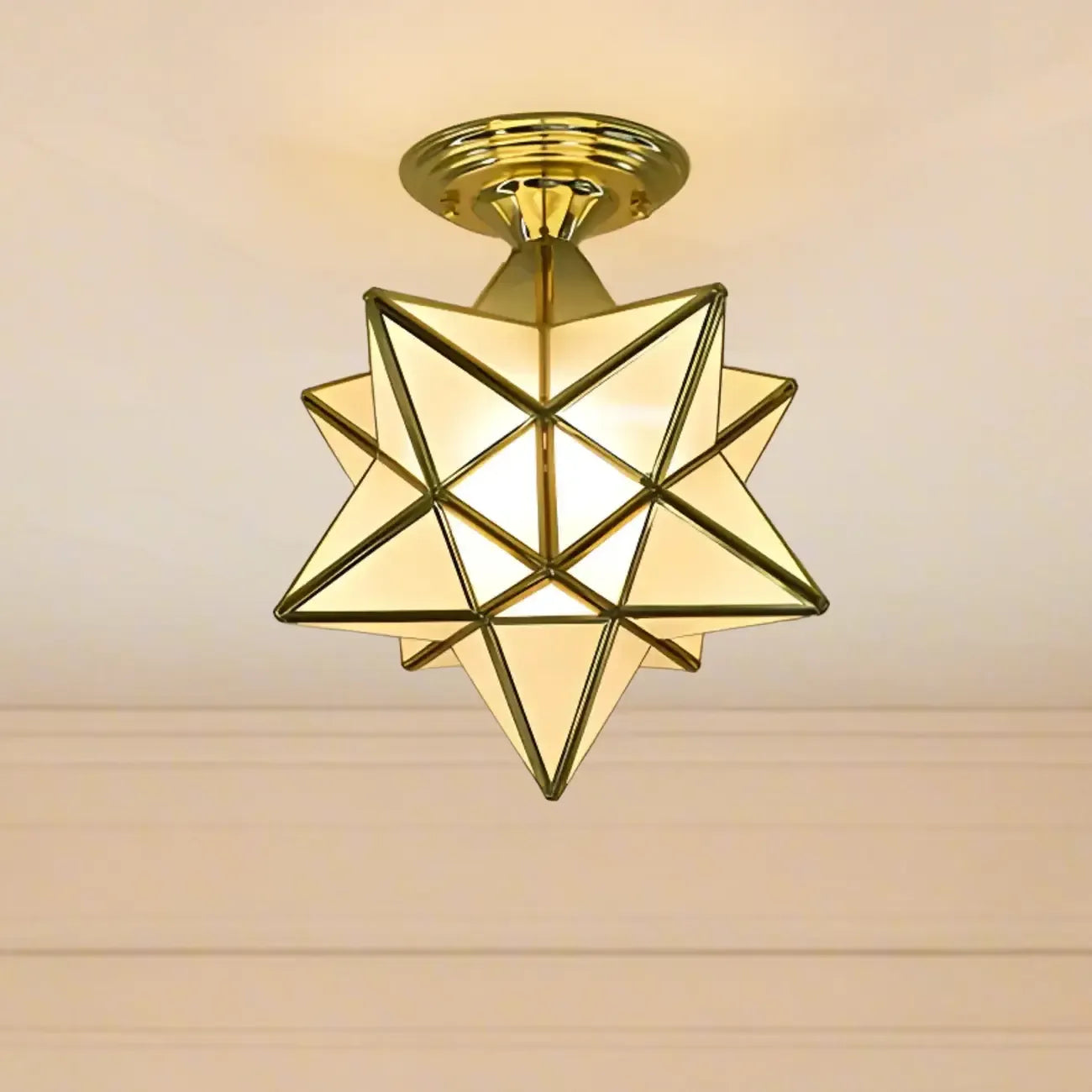 Plafonnier semi-encastré de style colonial avec abat-jour en verre doré en forme d'étoile