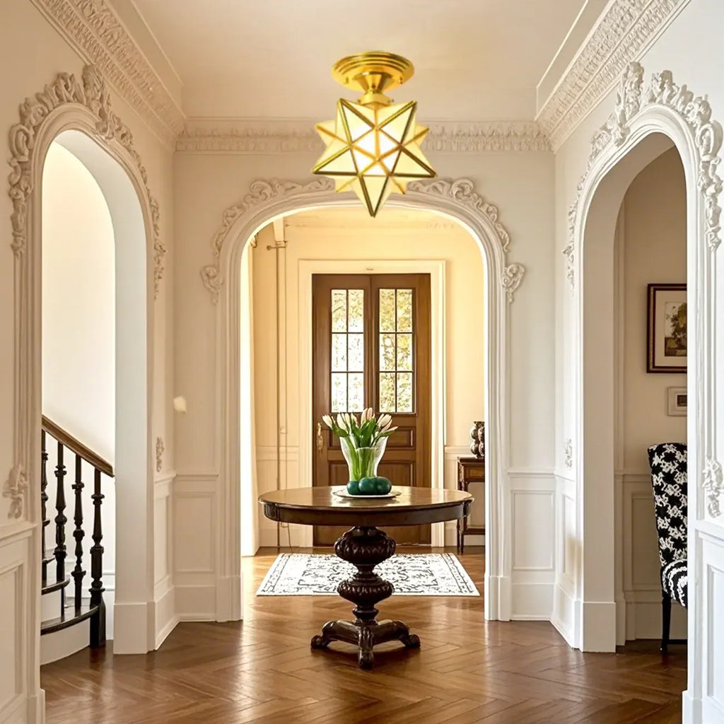 Plafonnier semi-encastré de style colonial avec abat-jour en verre doré en forme d'étoile