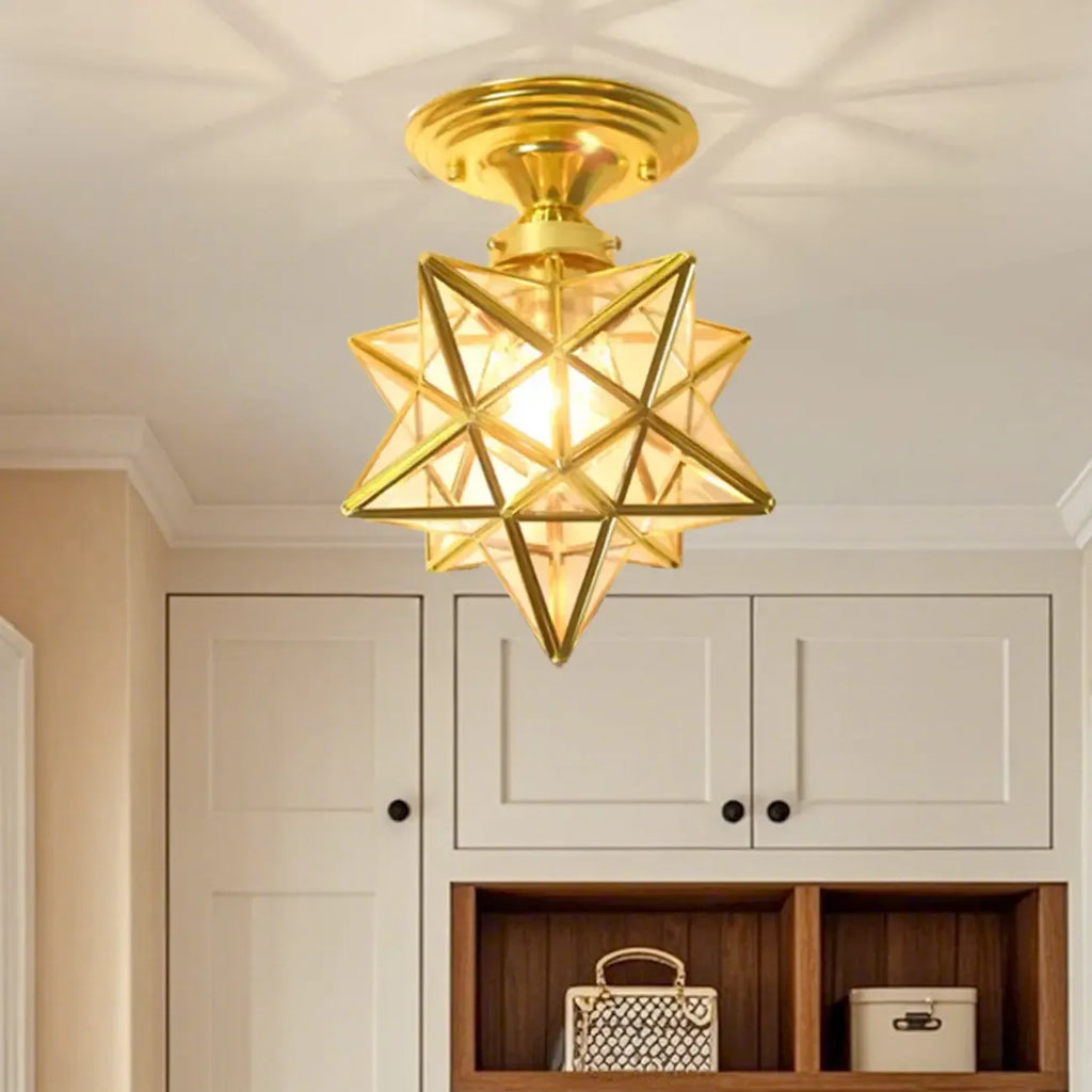 Plafonnier semi-encastré de style colonial avec abat-jour en verre doré en forme d'étoile