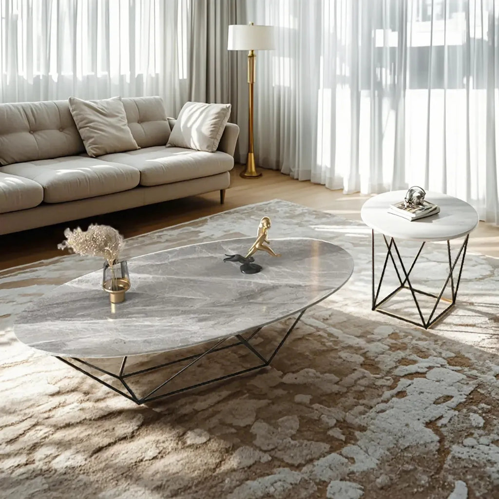 Table basse ovale élégante en métal noir avec piètement géométrique