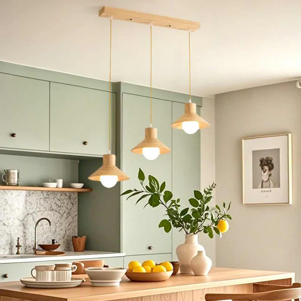 Suspension rustique moderne en bois à 3 lampes coniques pour îlot central.