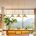 Suspension rustique moderne en bois à 3 lampes coniques pour îlot central.