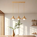 Suspension rustique moderne en bois à 3 lampes coniques pour îlot central.