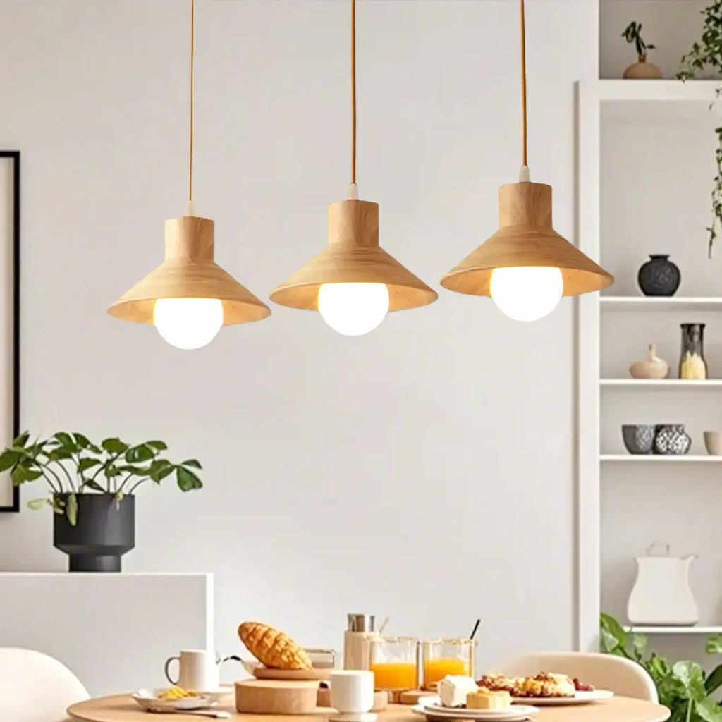 Suspension rustique moderne en bois à 3 lampes coniques pour îlot central.