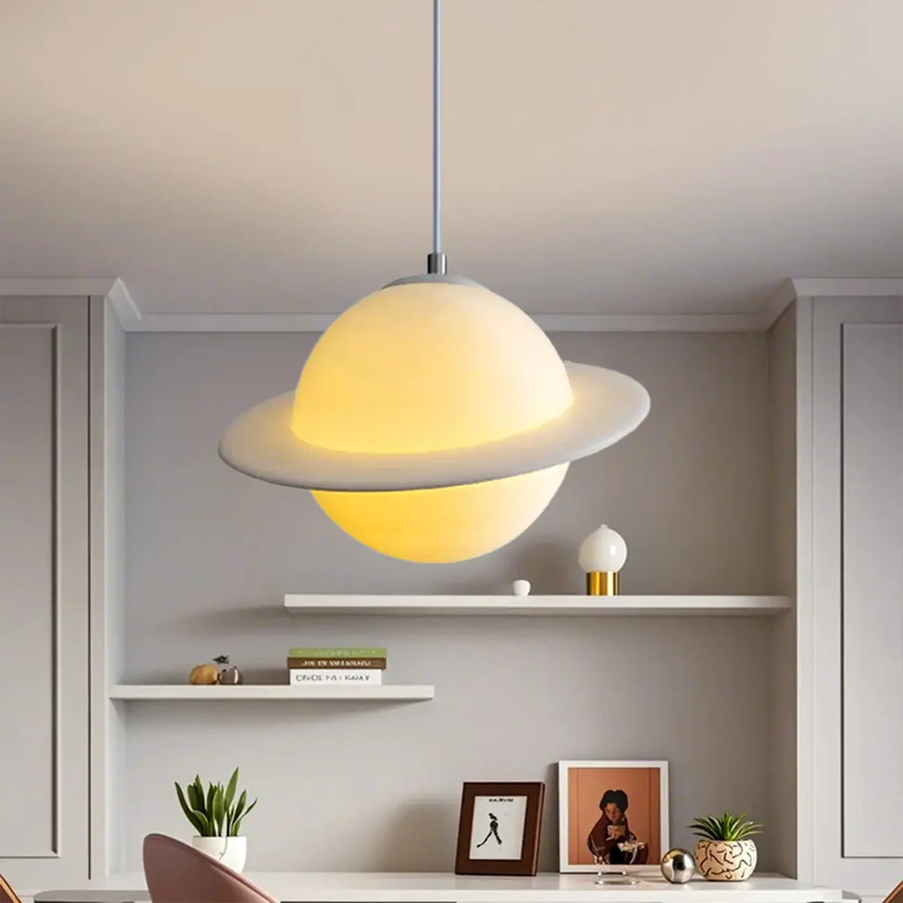 Suspension lumineuse en résine blanche en forme de planète pour chambre d'enfant