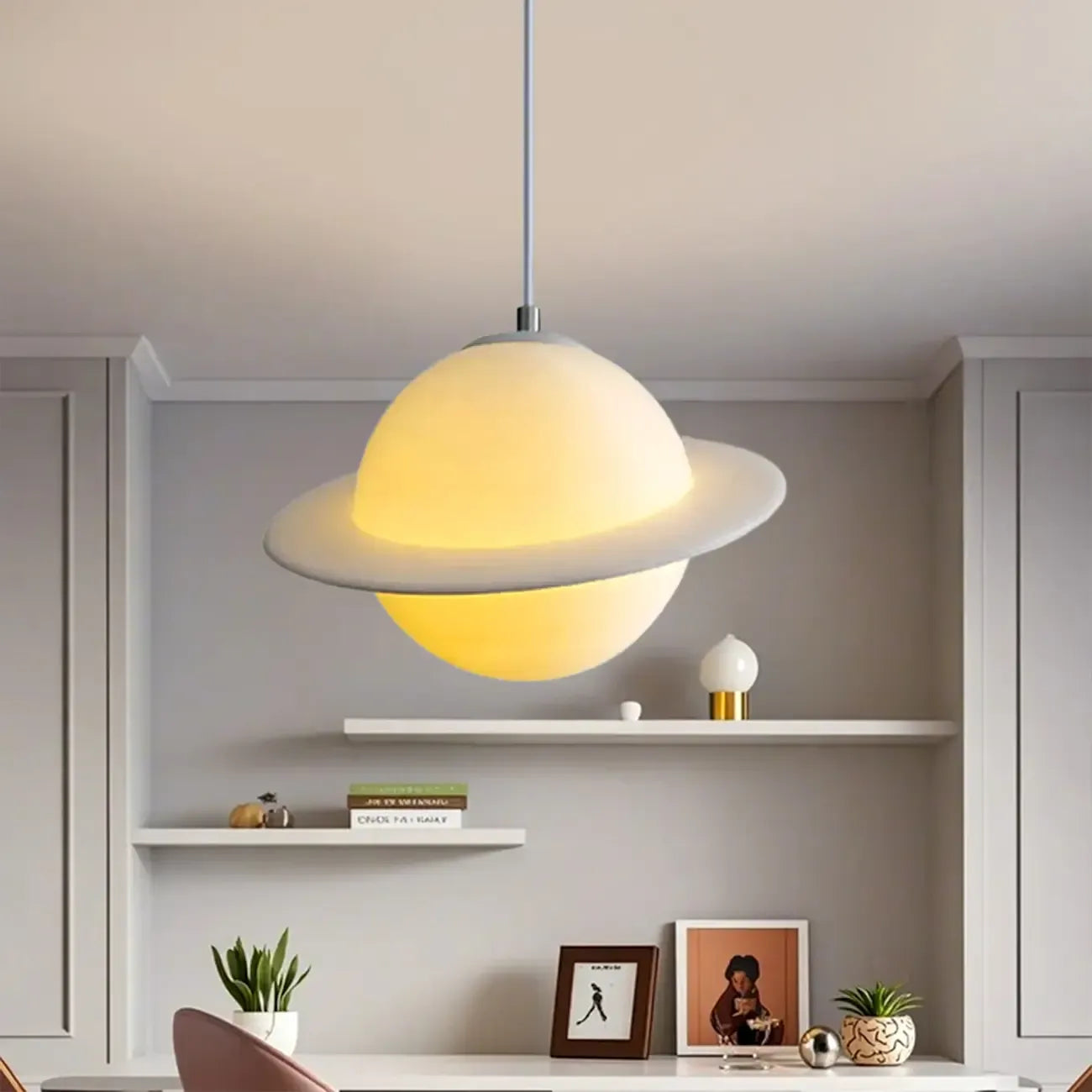 Suspension lumineuse en résine blanche en forme de planète pour chambre d'enfant