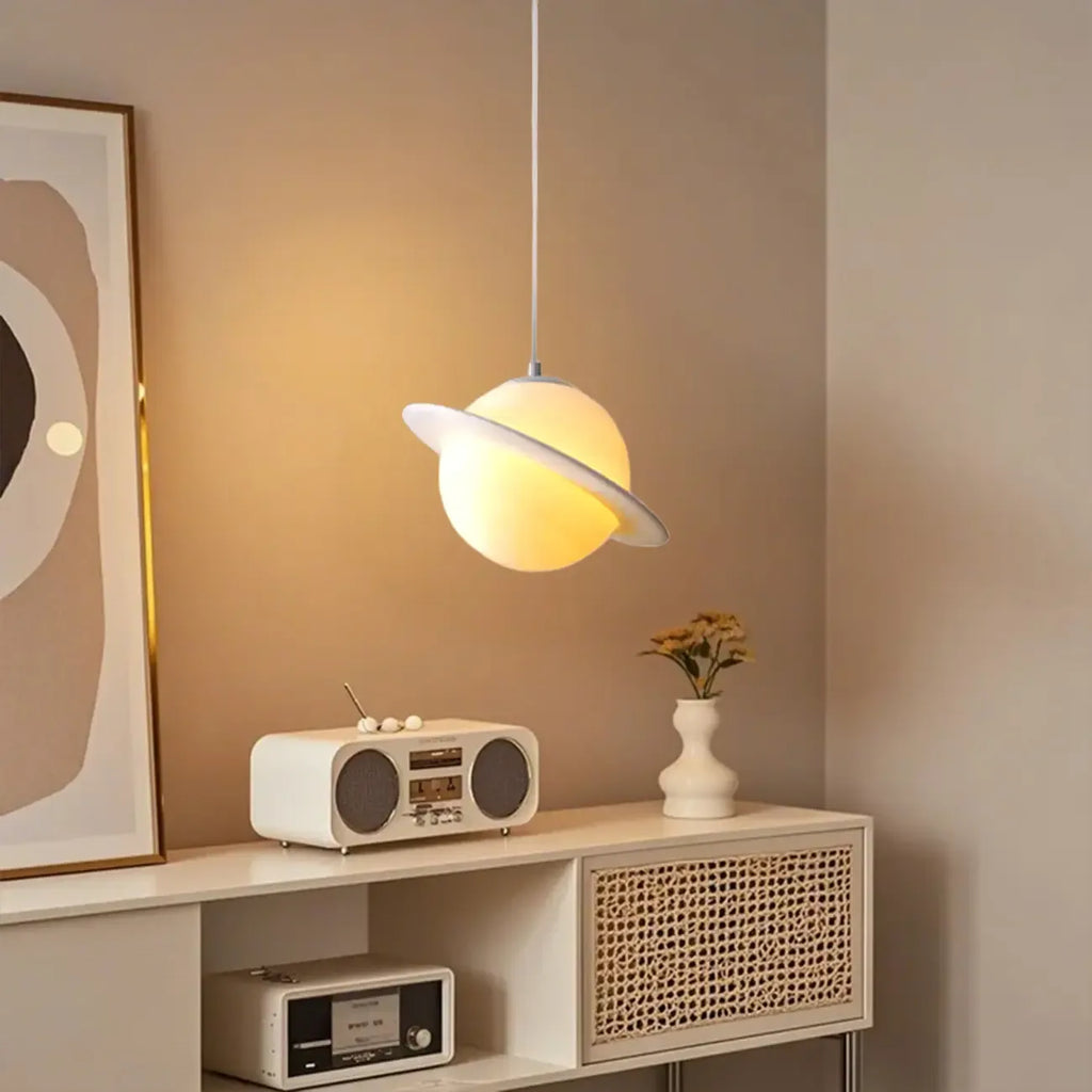 Suspension lumineuse en résine blanche en forme de planète pour chambre d'enfant
