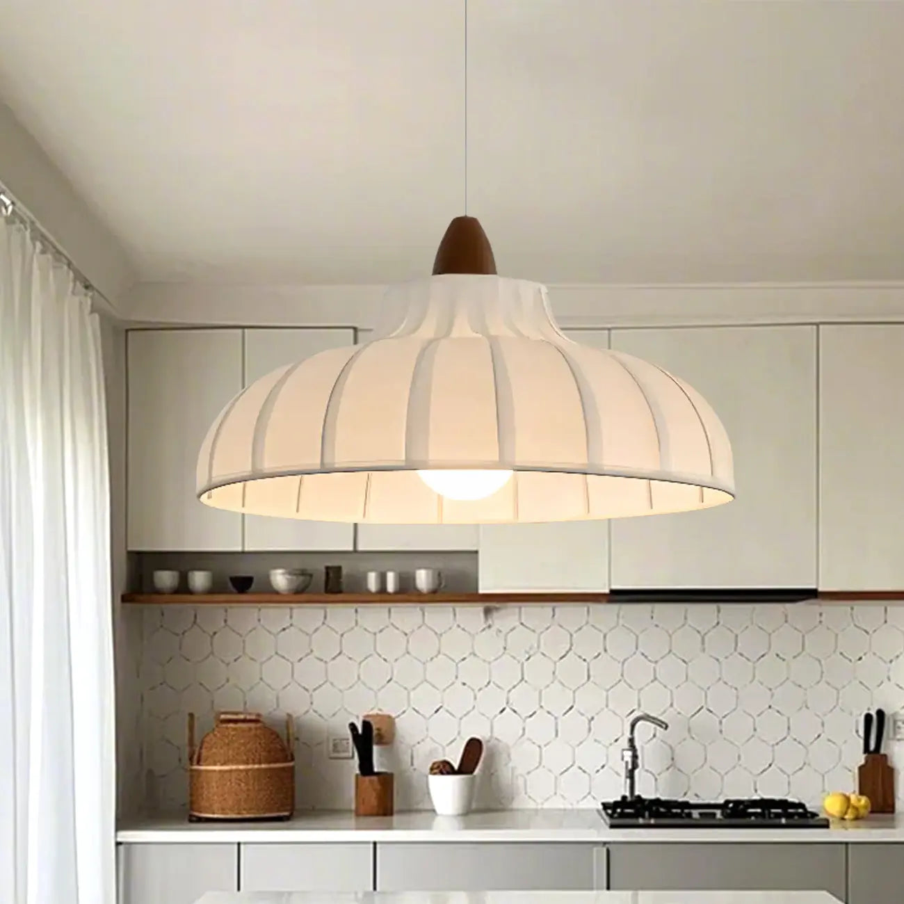 Suspension élégante en tissu blanc dôme pour salon