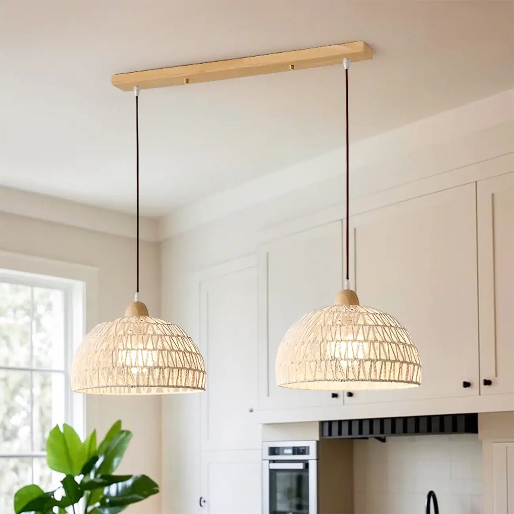 Suspension moderne en bois à 2 lumières, format moyen, idéale pour un îlot de cuisine.