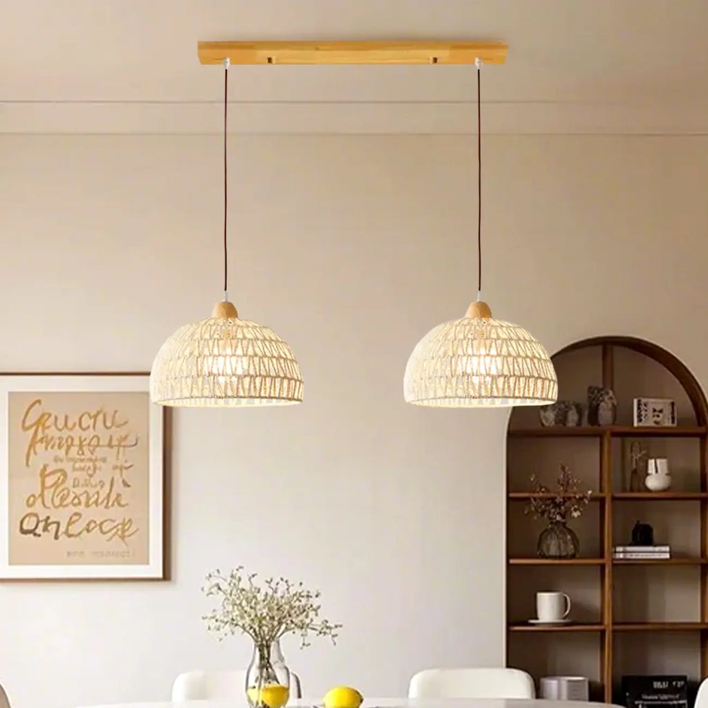 Suspension moderne en bois à 2 lumières, format moyen, idéale pour un îlot de cuisine.