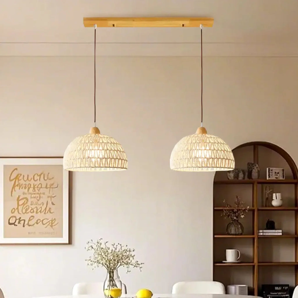 Suspension moderne en bois à 2 lumières, format moyen, idéale pour un îlot de cuisine.