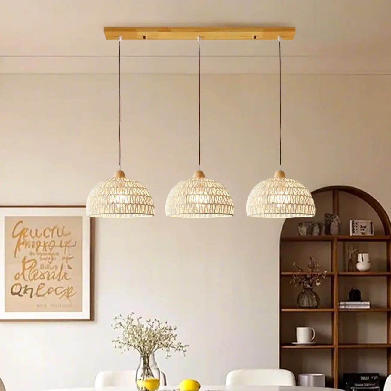 Suspension moderne en bois à 2 lumières, format moyen, idéale pour un îlot de cuisine.