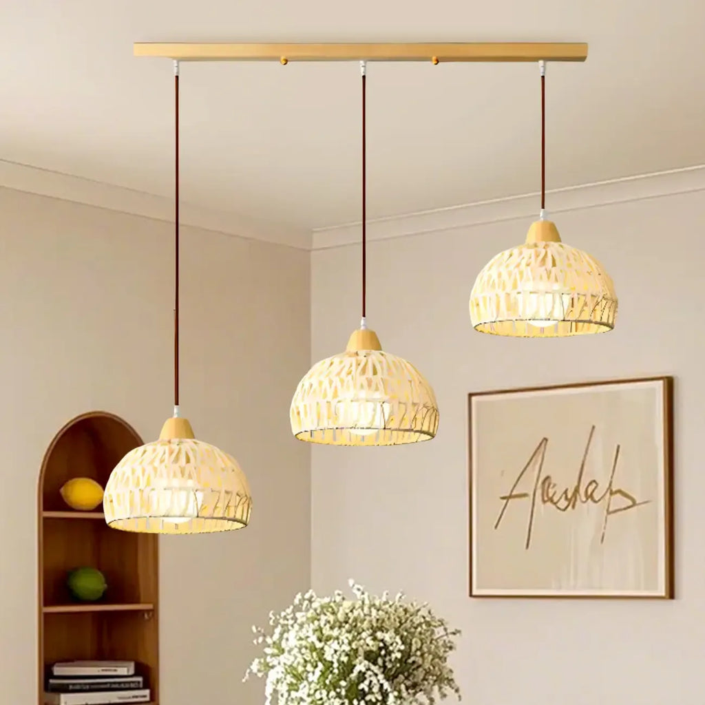 Suspension moderne en bois à 2 lumières, format moyen, idéale pour un îlot de cuisine.