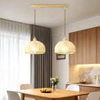 Suspension moderne en bois à 2 lumières, format moyen, idéale pour un îlot de cuisine.