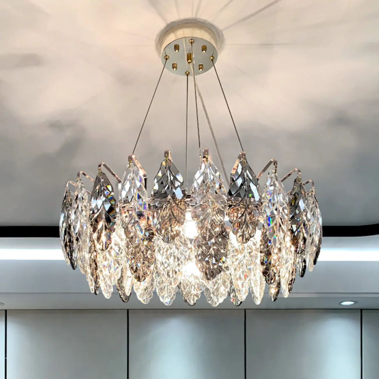 Lustre rond exquis à plusieurs lumières en cristal en forme de feuille