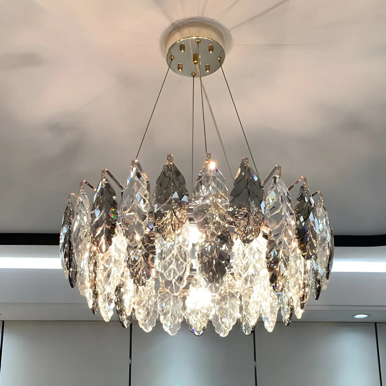Lustre rond exquis à plusieurs lumières en cristal en forme de feuille
