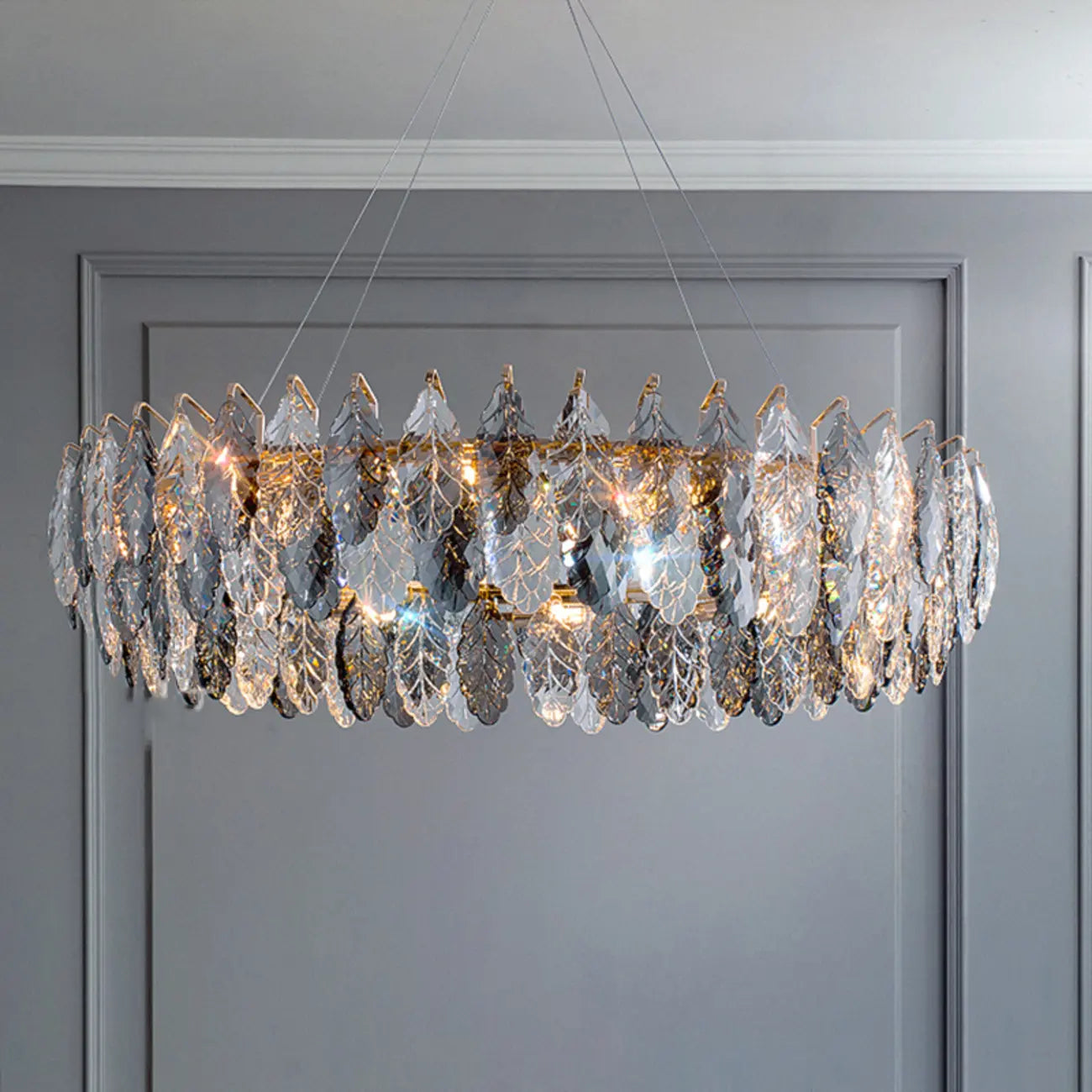 Lustre rond exquis à plusieurs lumières en cristal en forme de feuille