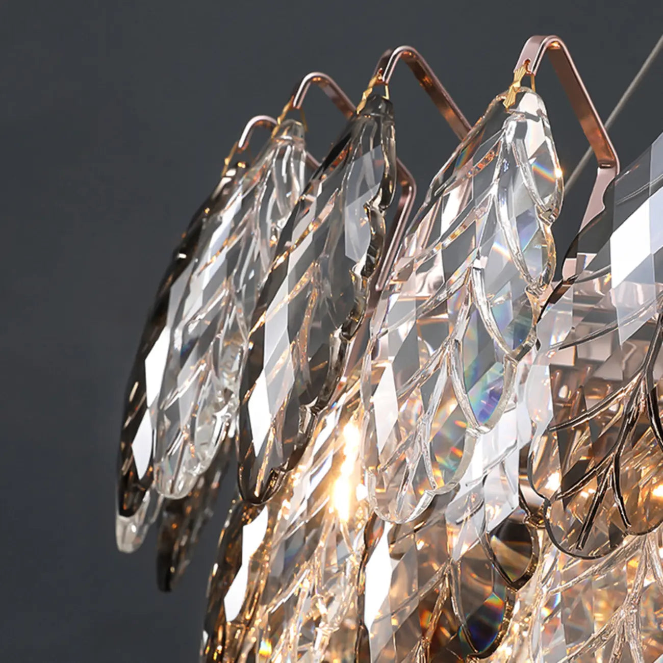 Lustre rond exquis à plusieurs lumières en cristal en forme de feuille