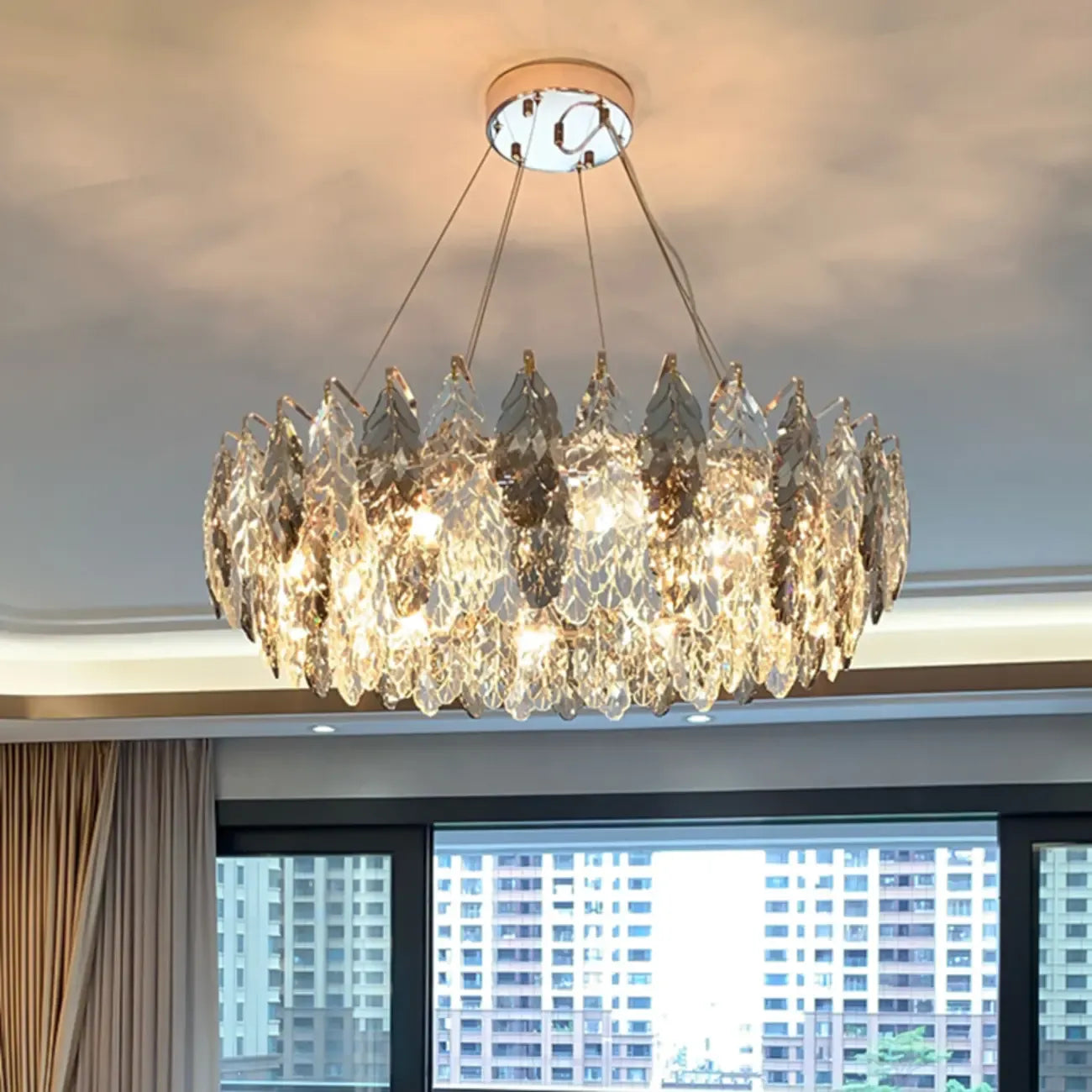 Lustre rond exquis à plusieurs lumières en cristal en forme de feuille