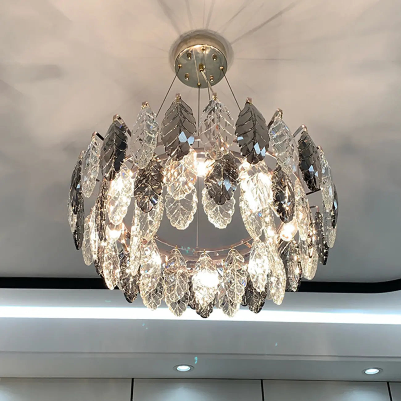 Lustre rond exquis à plusieurs lumières en cristal en forme de feuille