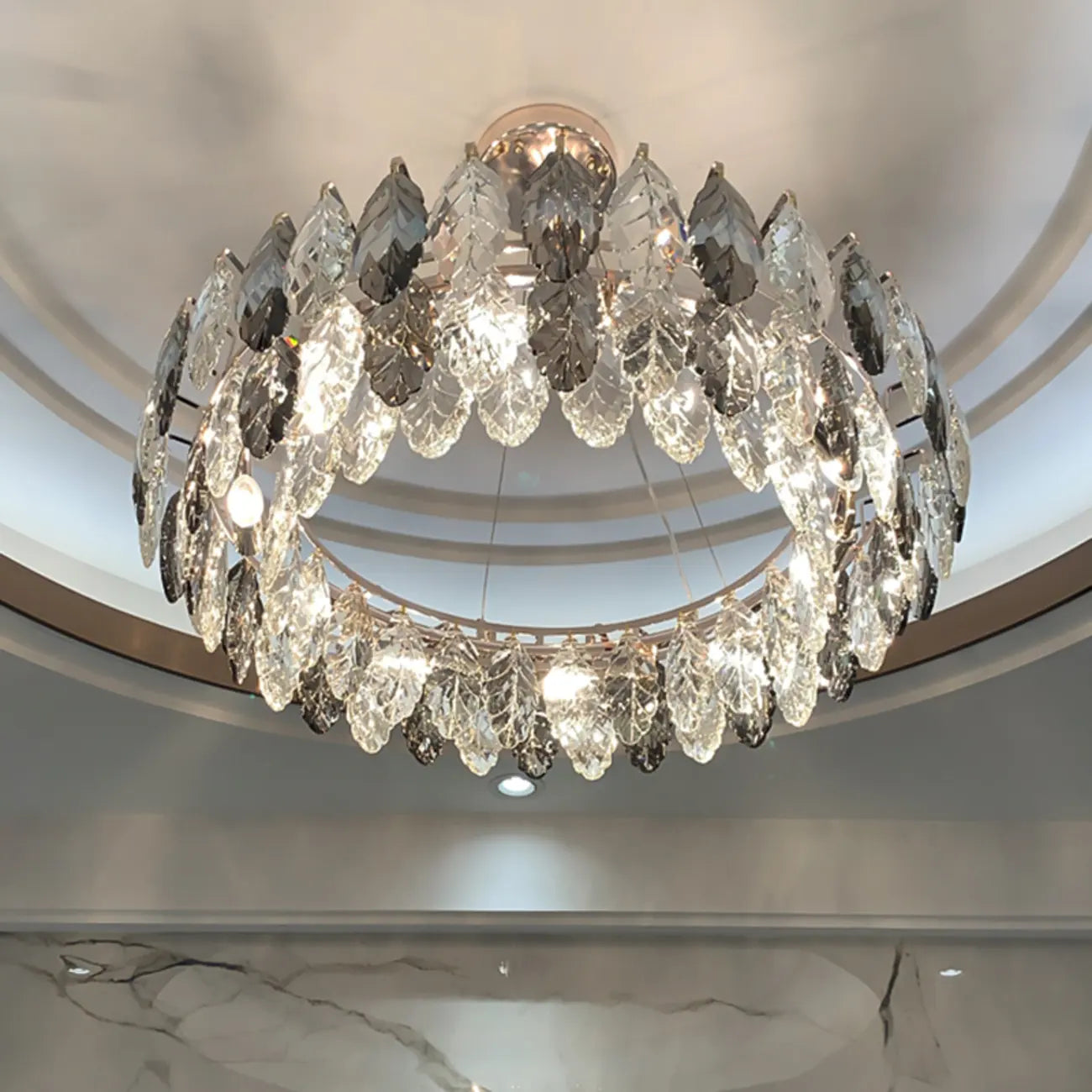 Lustre rond exquis à plusieurs lumières en cristal en forme de feuille
