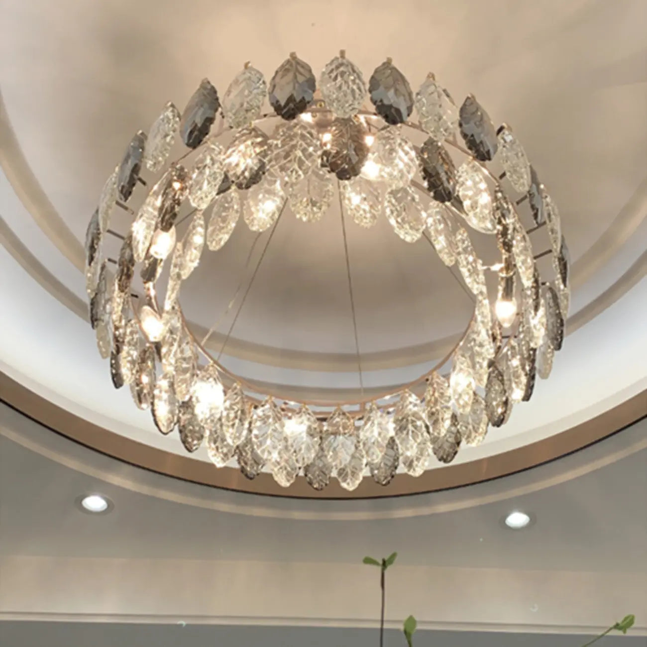 Lustre rond exquis à plusieurs lumières en cristal en forme de feuille