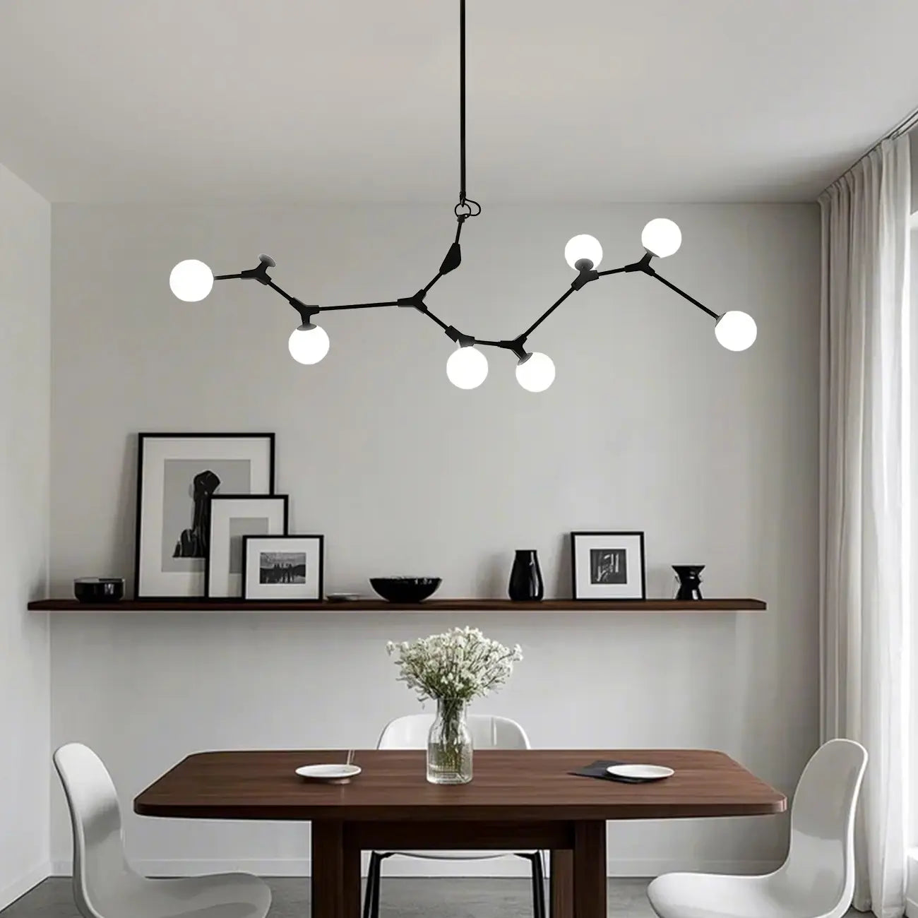 Lustre moderne à 8 lumières avec globe et branches noires, style îlot.