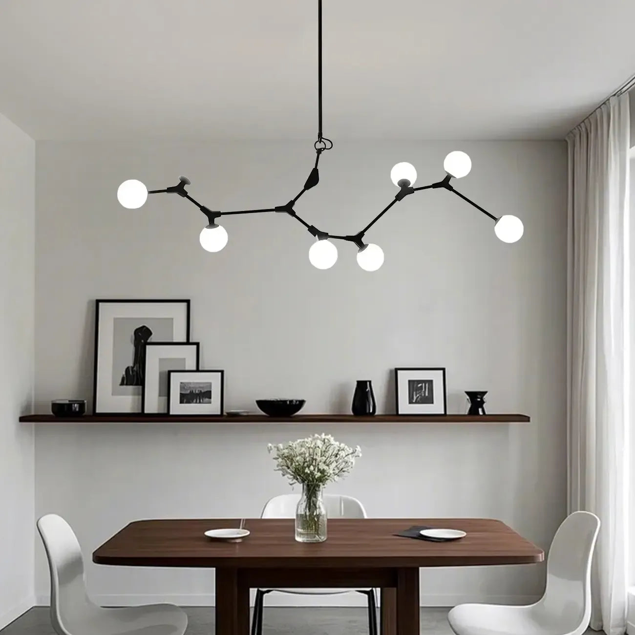 Lustre moderne à 8 lumières avec globe et branches noires, style îlot.
