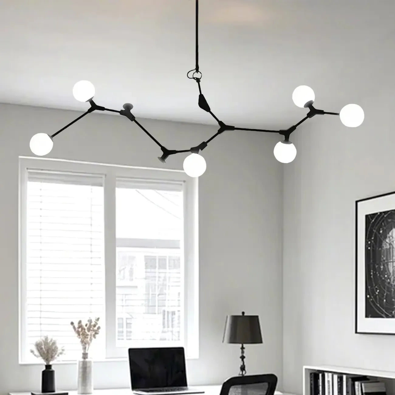 Lustre moderne à 8 lumières avec globe et branches noires, style îlot.