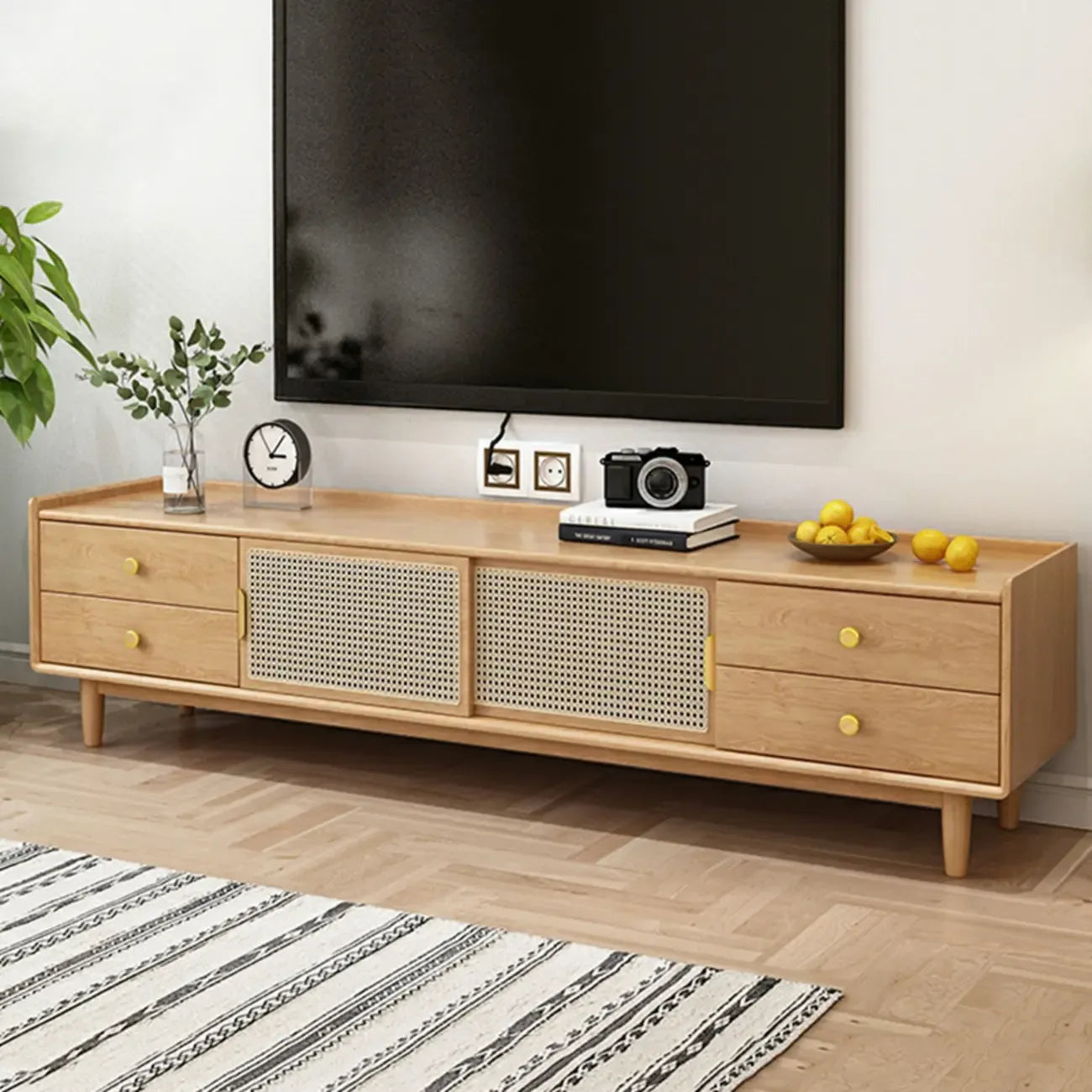 Meuble TV scandinave en bois naturel avec porte coulissante et rangement