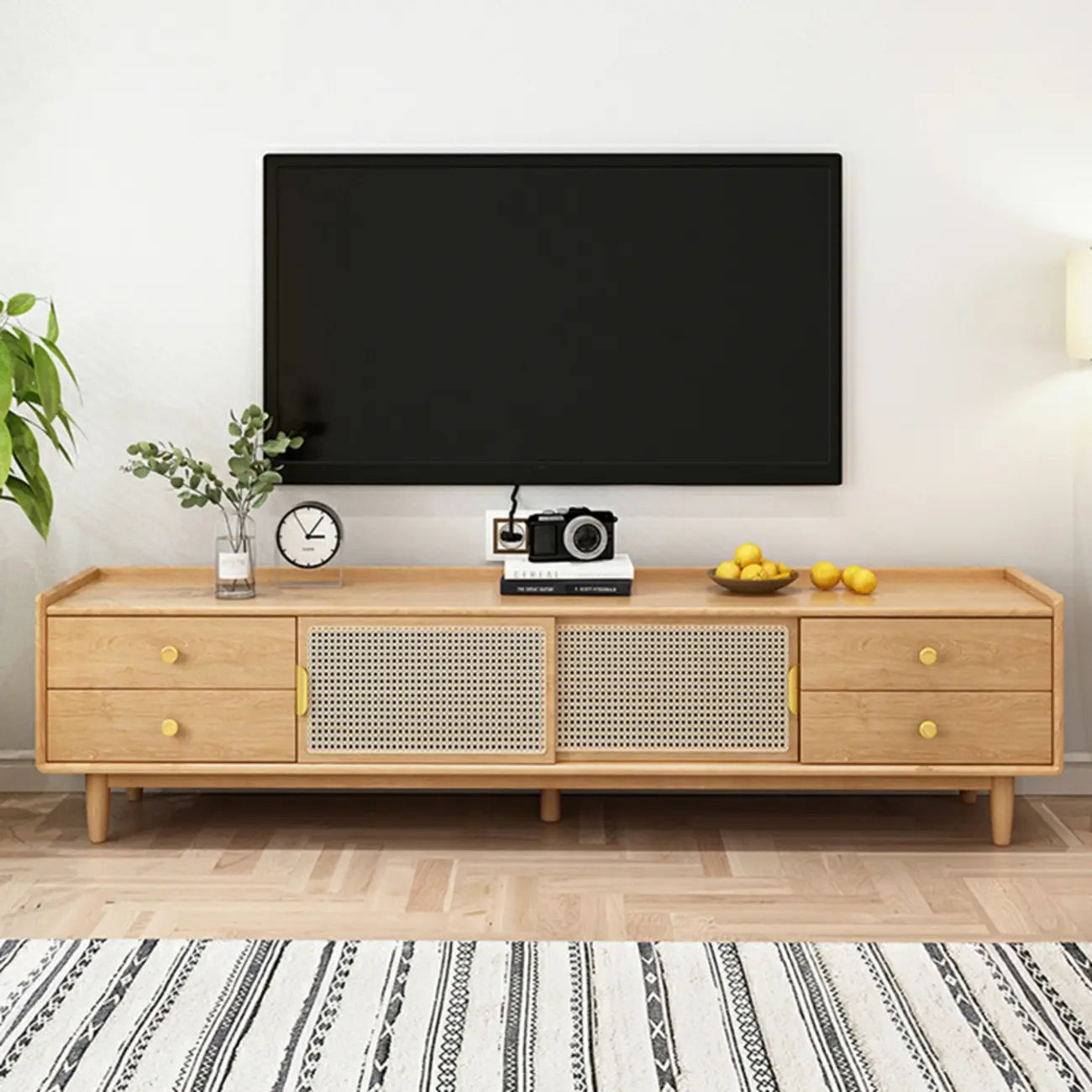 Meuble TV scandinave en bois naturel avec porte coulissante et rangement