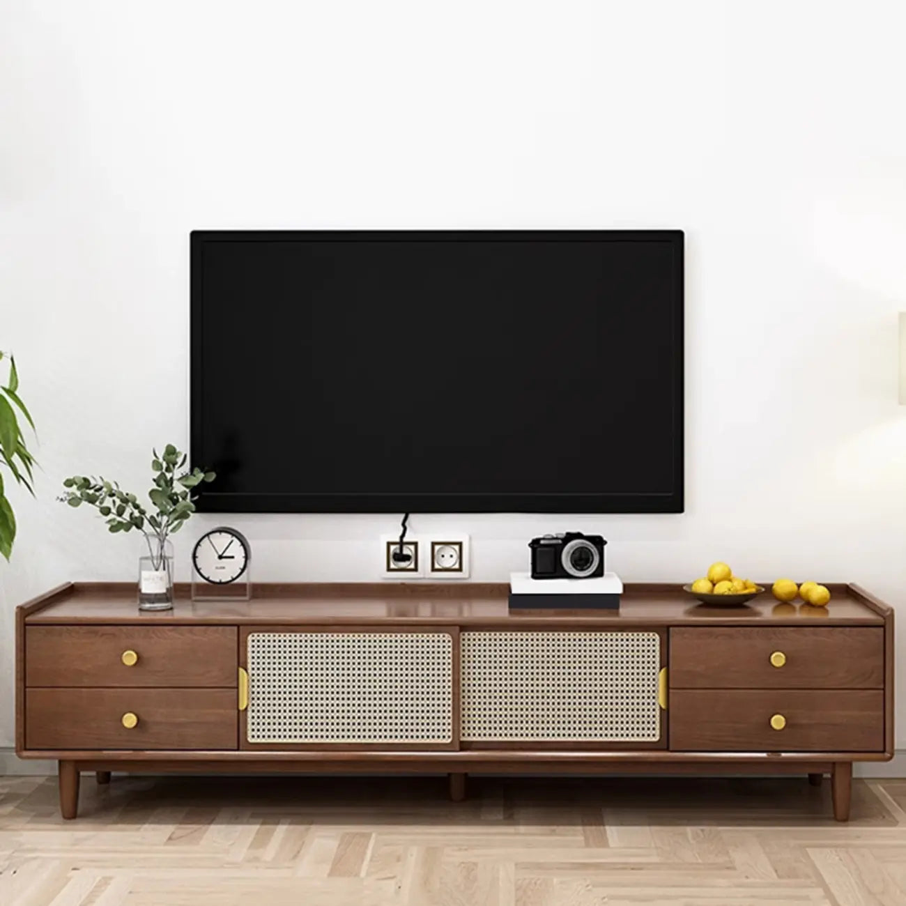 Meuble TV scandinave en bois naturel avec porte coulissante et rangement