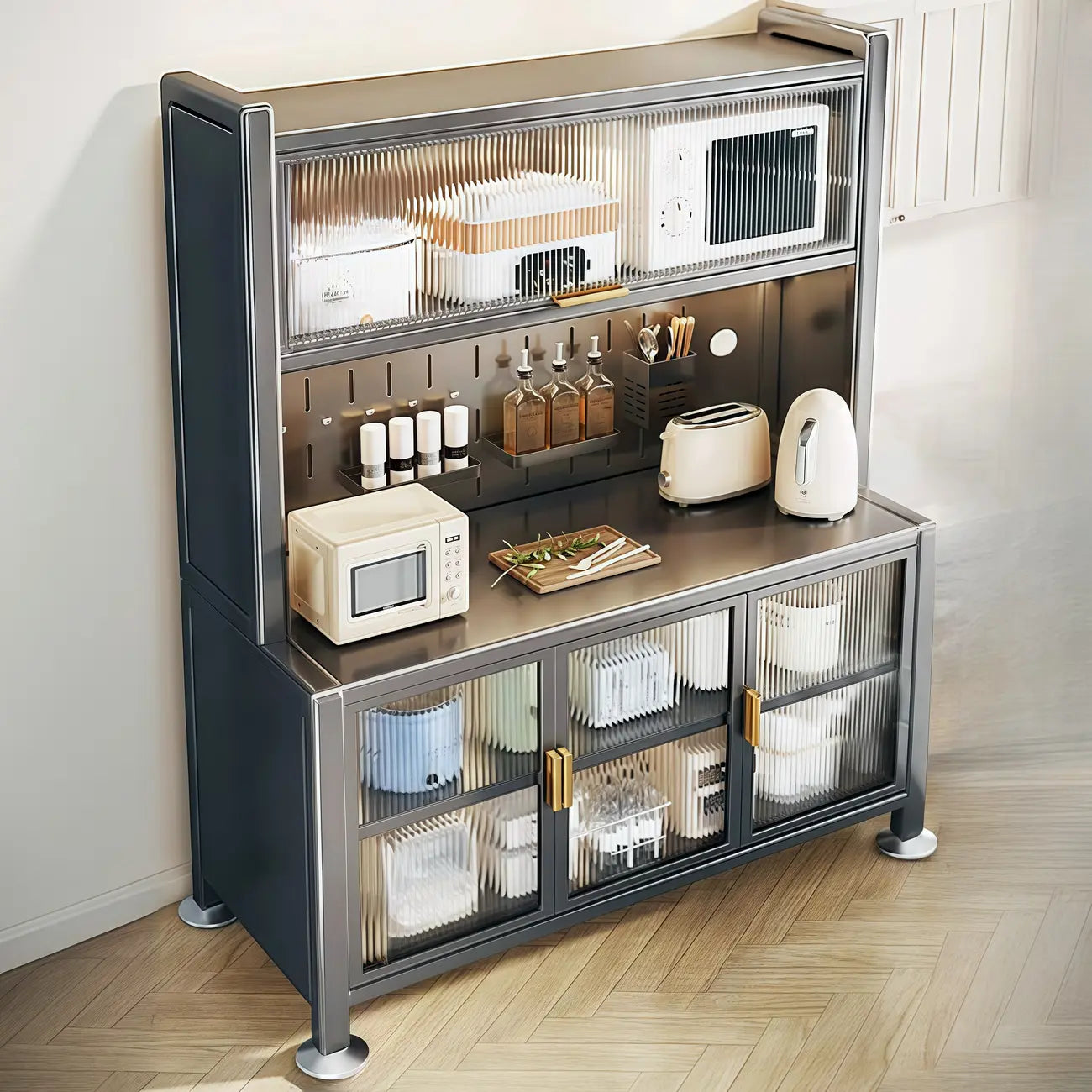 Buffet simple en métal perforé avec porte vitrée