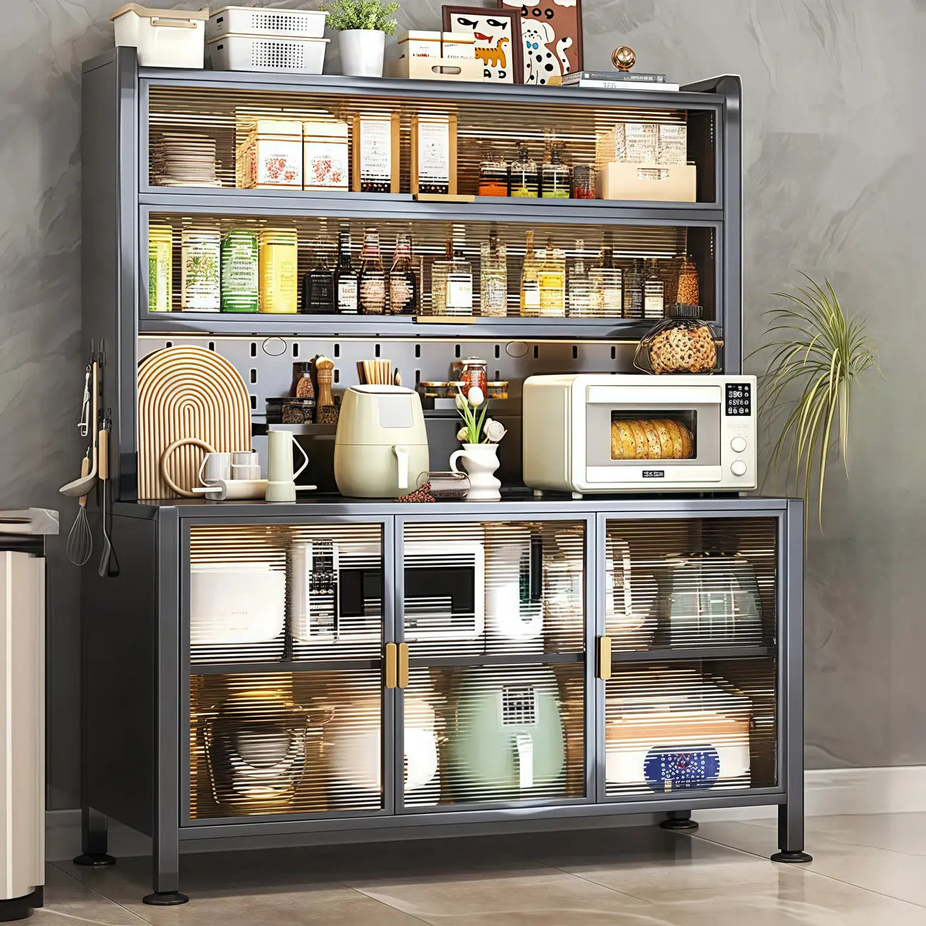 Buffet simple en métal perforé avec porte vitrée