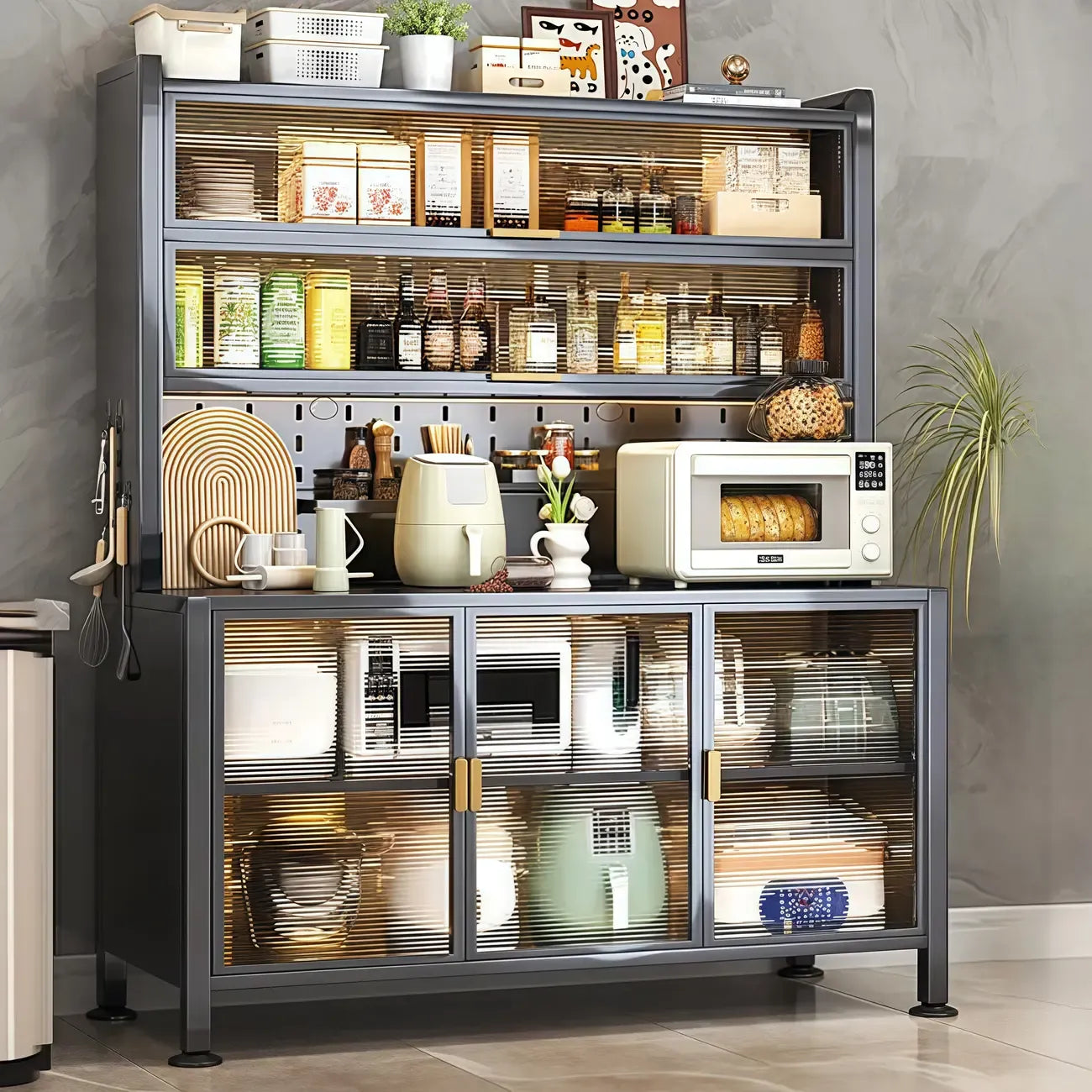 Buffet simple en métal perforé avec porte vitrée