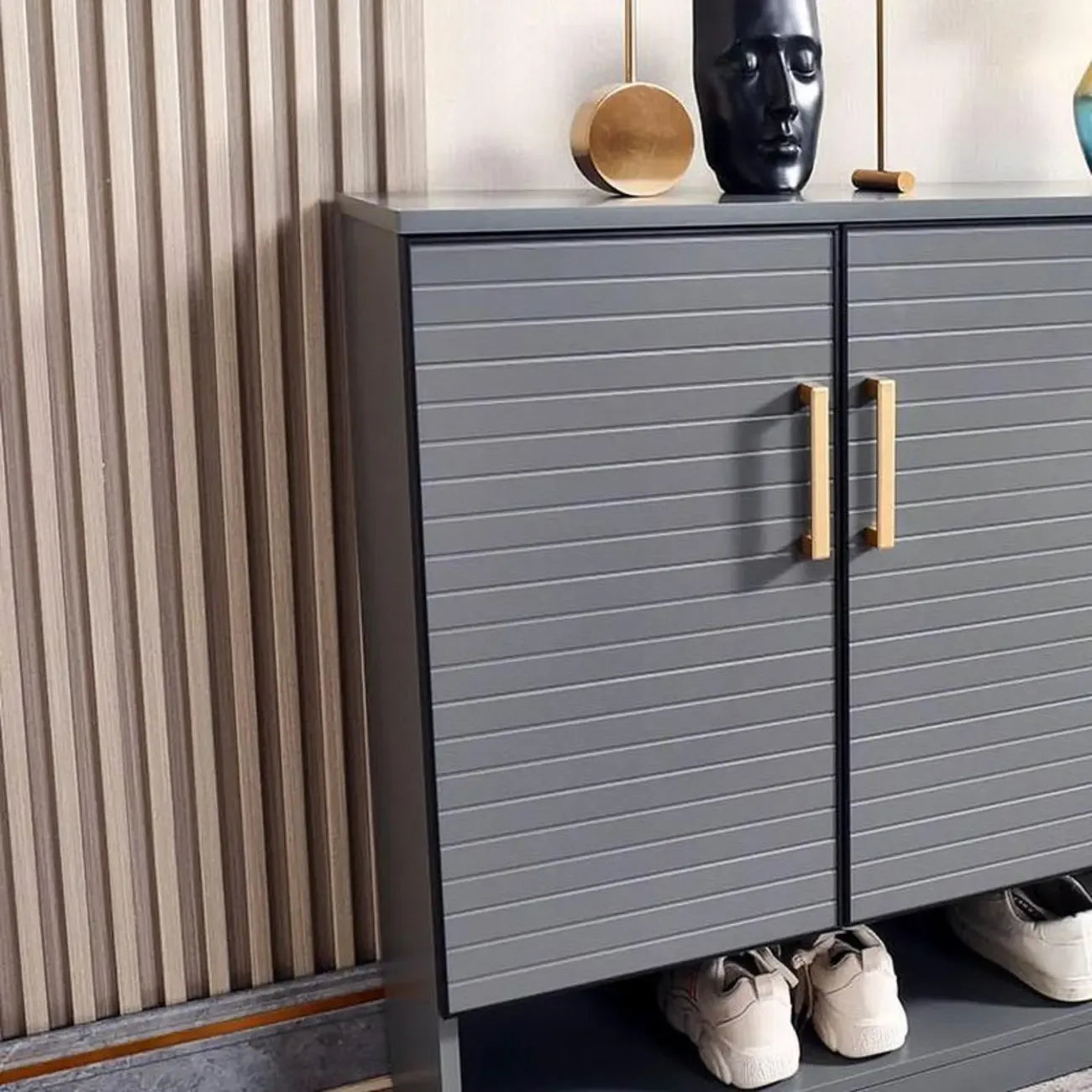 Meuble à chaussures gris métal avec étagère inférieure ouverte