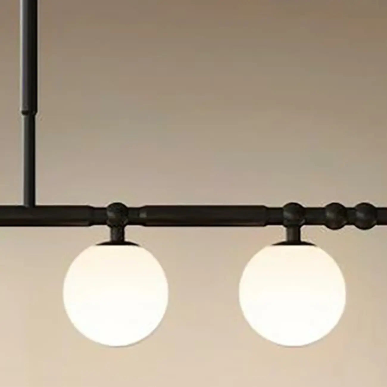 Suspension moderne en métal noir avec globe pour îlot de cuisine