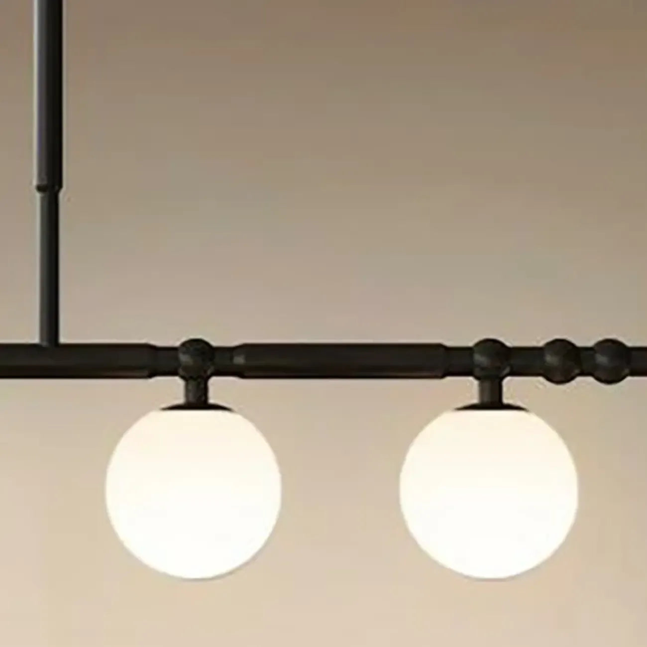 Suspension moderne en métal noir avec globe pour îlot de cuisine