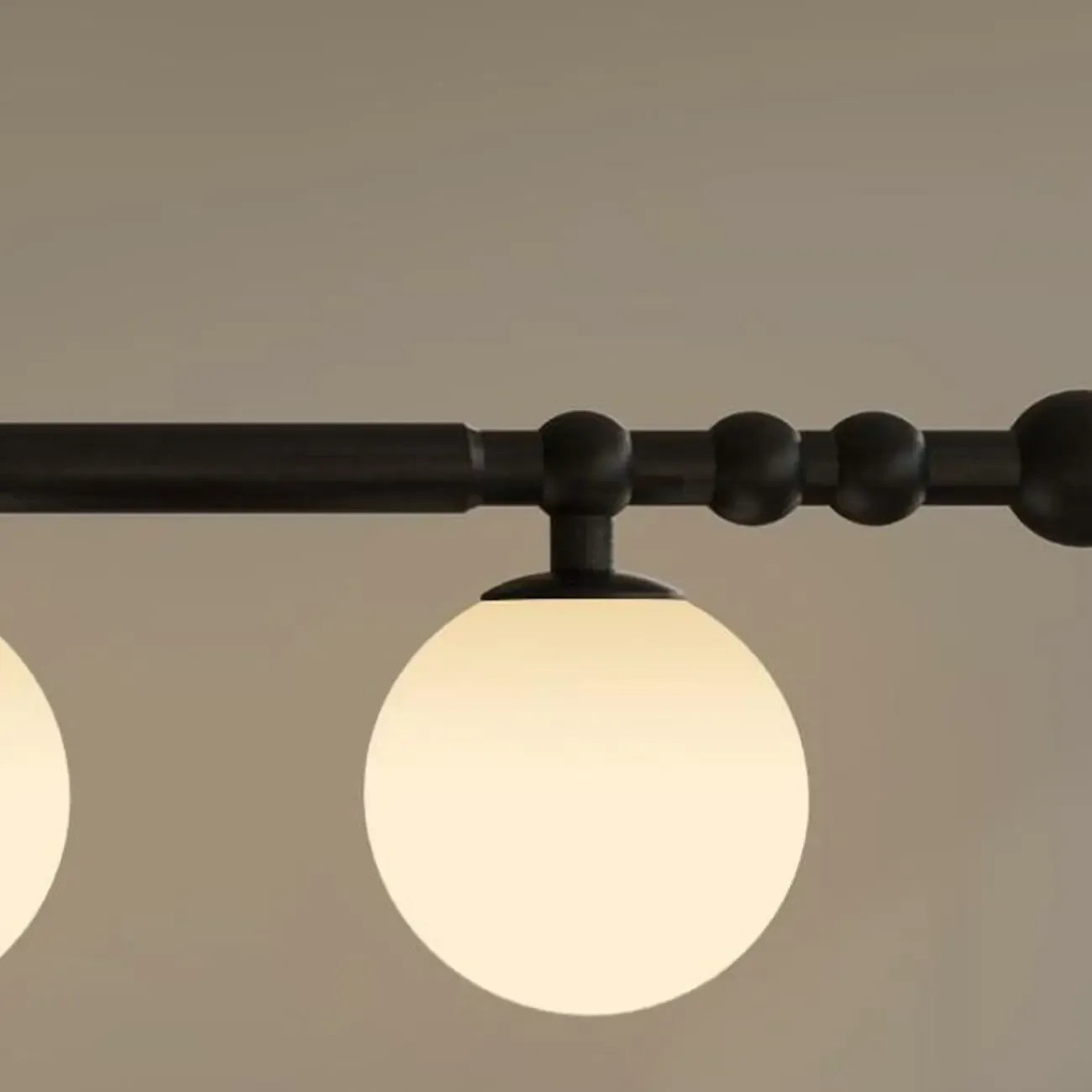 Suspension moderne en métal noir avec globe pour îlot de cuisine