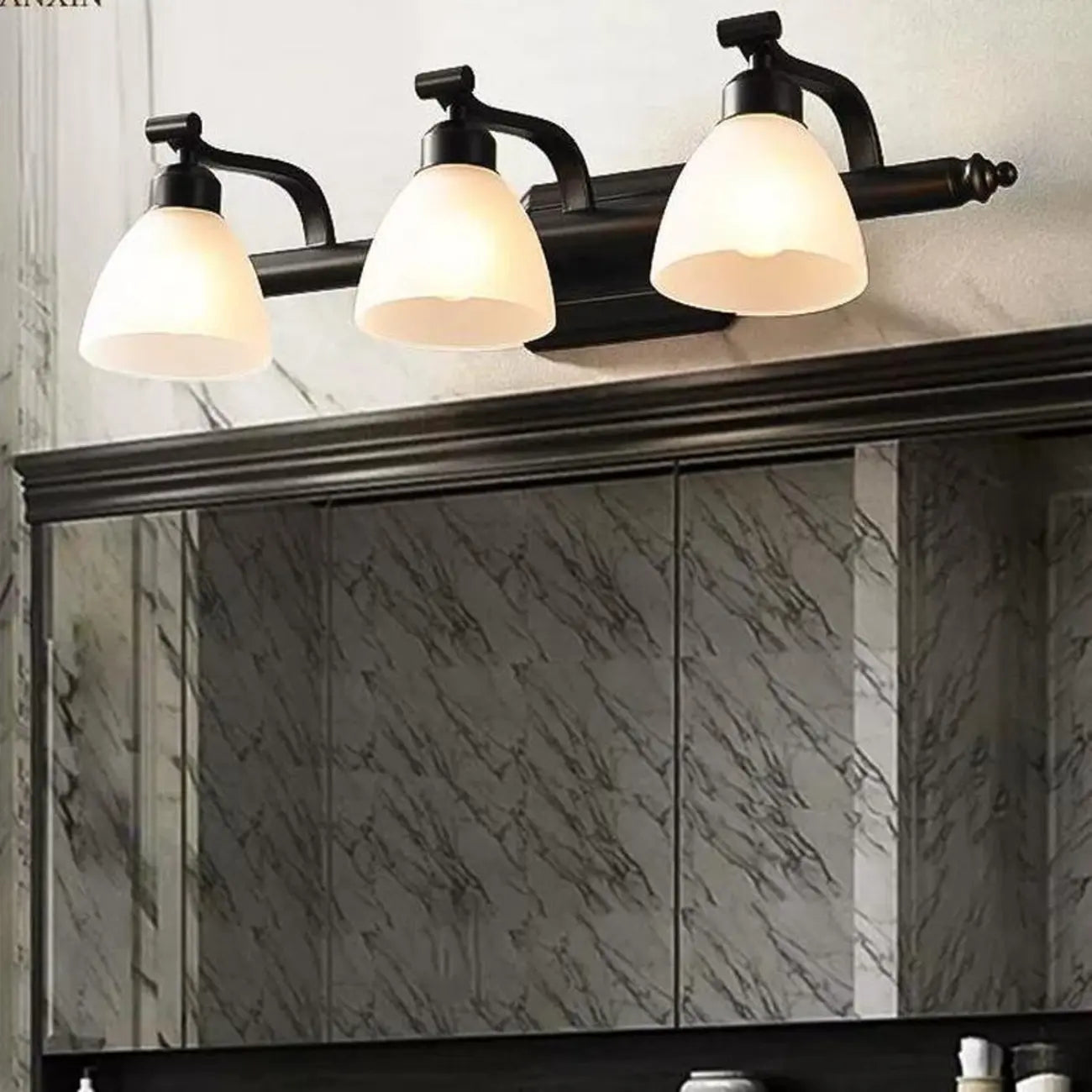 Applique murale moderne en métal pour salle de bain avec verre dépoli