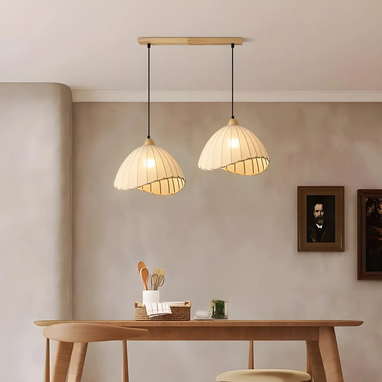 Suspension moderne à plusieurs lampes, design réglable en forme de dôme, avec finitions en bois, idéale pour la salle à manger.