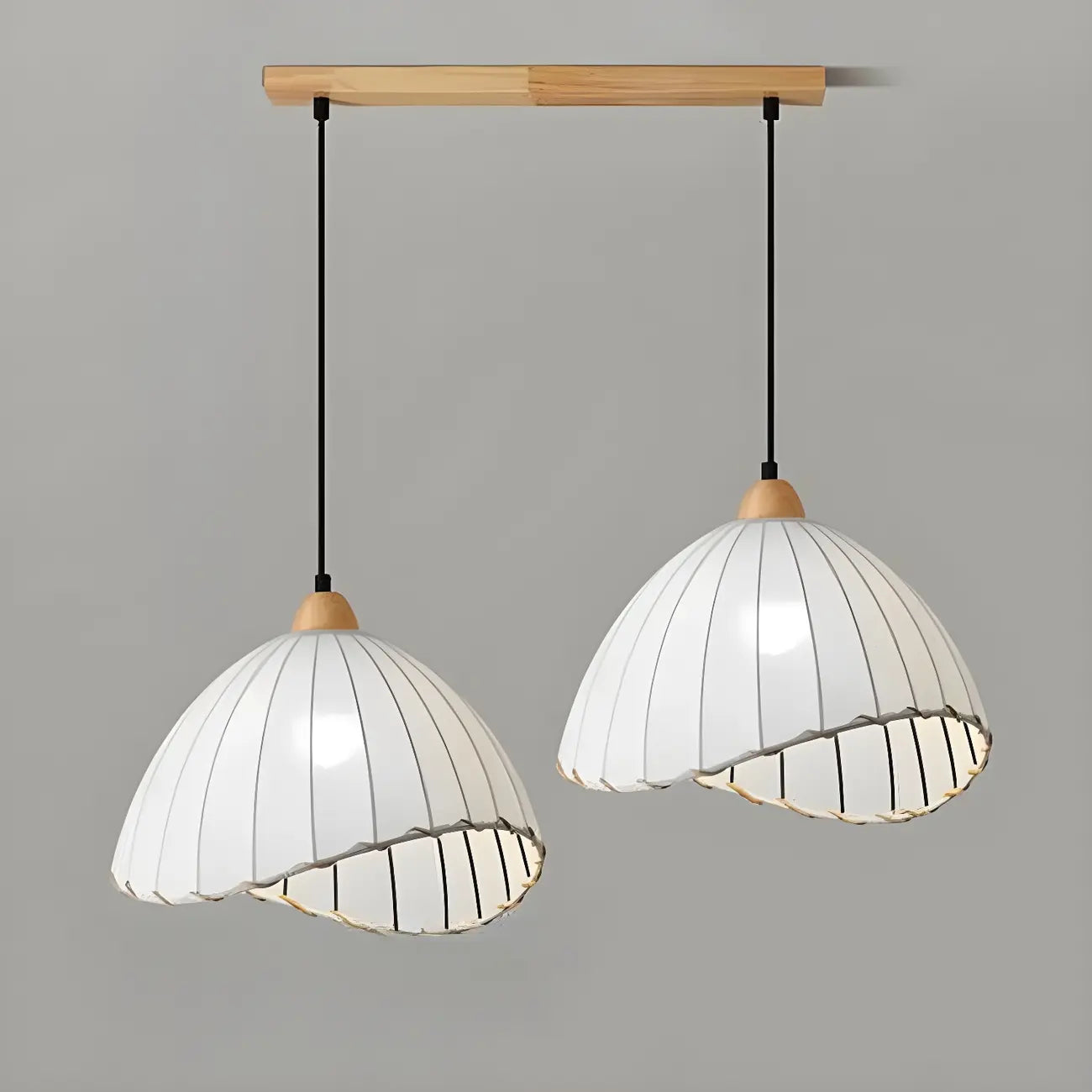Suspension moderne à plusieurs lampes, design réglable en forme de dôme, avec finitions en bois, idéale pour la salle à manger.